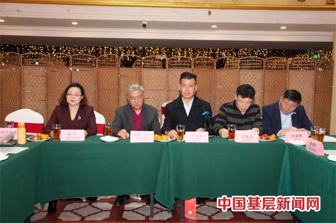 探索丝路繁华,“品味”新疆之窗,共谋发展新机遇。 探索丝路繁华,“品味”新疆之窗,共谋发展新机遇。