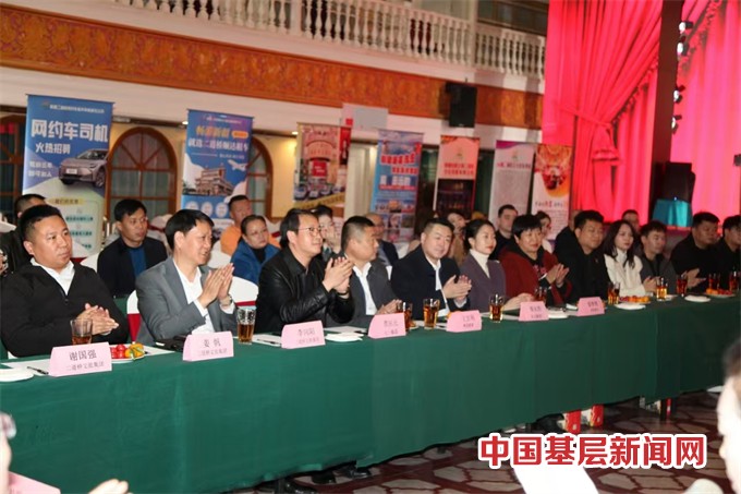 探索丝路繁华,“品味”新疆之窗,共谋发展新机遇。 探索丝路繁华,“品味”新疆之窗,共谋发展新机遇。