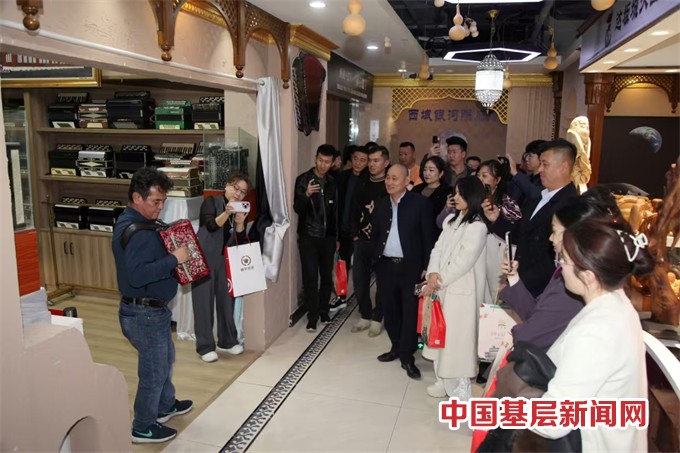 探索丝路繁华,“品味”新疆之窗,共谋发展新机遇。 探索丝路繁华,“品味”新疆之窗,共谋发展新机遇。