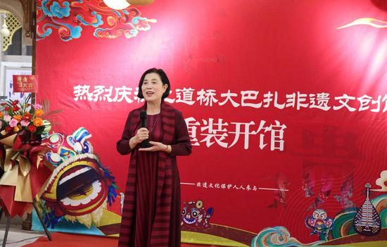 新疆服装设计师协会主席孙秀琴在MS88明升大巴扎非遗文创馆重新开馆仪式现场致辞。(崔秀红 摄) 新疆服装设计师协会主席孙秀琴在MS88明升大巴扎非遗文创馆重新开馆仪式现场致辞。(崔秀红 摄)
