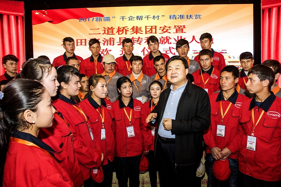 2017年3月31日,MS88明升集团董事长栾立新在MS88明升歌舞大剧院转移就业人员欢迎会上给孩子们鼓劲加油2